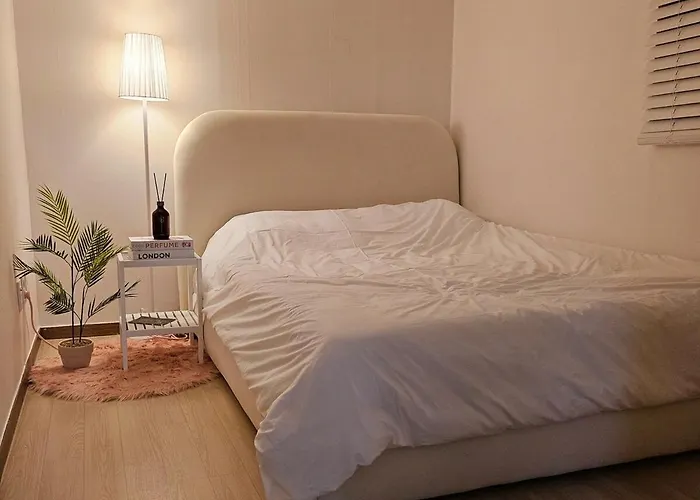 Beautiful House Near Subway Station Apartment